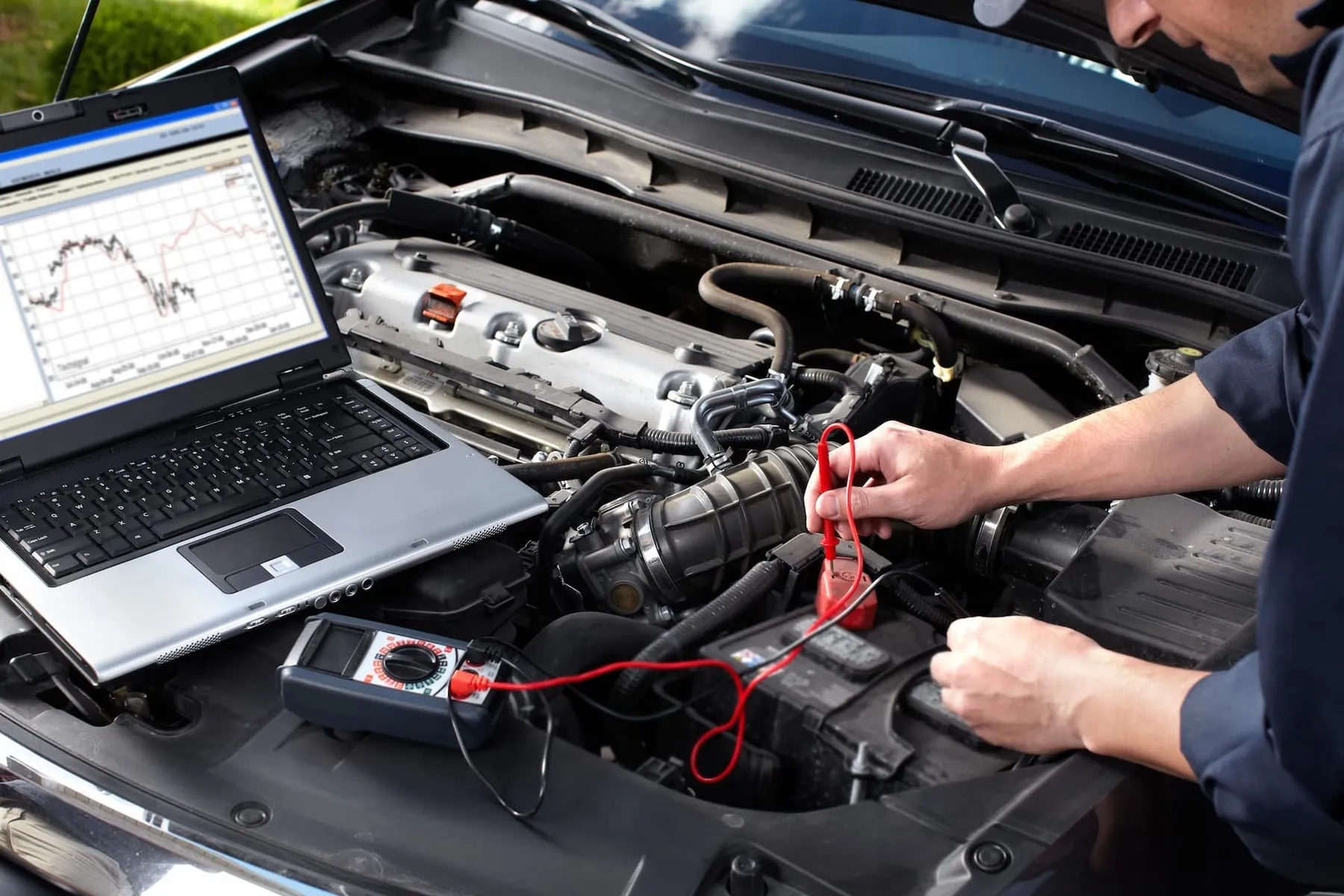 Diagnostika vozila z računalnikom in merilnikom v motornem prostoru